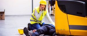 Un trabajador sufre un accidente como riesgos laborales en almacén