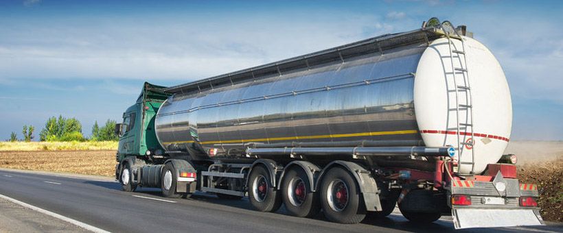 Camión cisterna que transporta mercancías peligrosas respetando el ADR