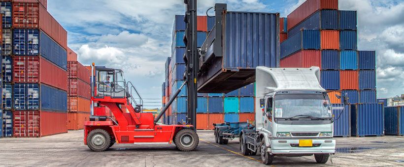 Camión y barco como tipos de transporte de mercancías internacional